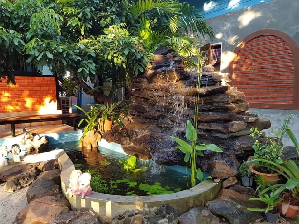 Sun Smile Hostel Ubon Ratchathani Buitenkant foto