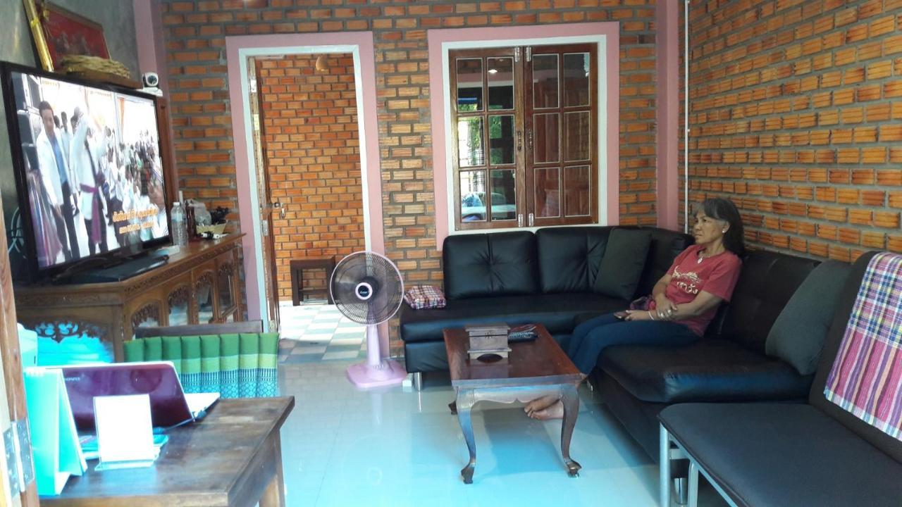 Sun Smile Hostel Ubon Ratchathani Buitenkant foto